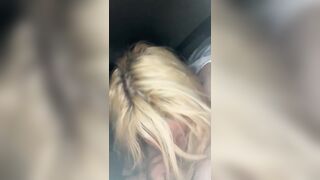 Pompinara bionda mostra il culo mentre succhia