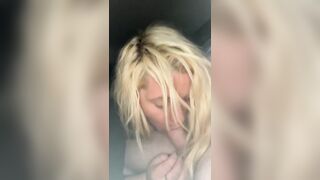 Pompinara bionda mostra il culo mentre succhia