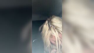 Pompinara bionda mostra il culo mentre succhia