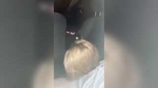 Pompinara bionda mostra il culo mentre succhia