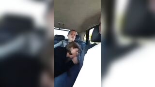 Anteprima del video: Pompino in taxi con autista guardone