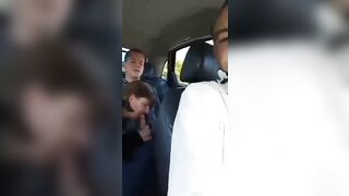 Pompino in taxi con autista guardone