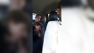 Pompino in taxi con autista guardone