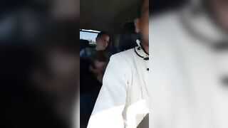 Pompino in taxi con autista guardone