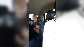 Pompino in taxi con autista guardone