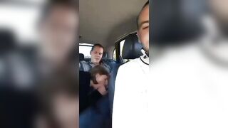 Pompino in taxi con autista guardone