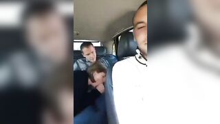 Pompino in taxi con autista guardone