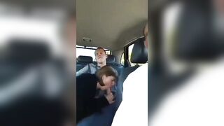 Pompino in taxi con autista guardone