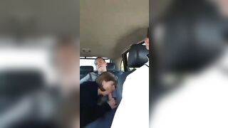 Pompino in taxi con autista guardone