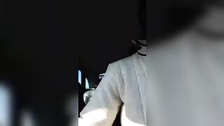 Pompino in taxi con autista guardone