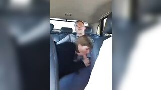 Pompino in taxi con autista guardone