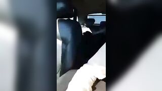 Pompino in taxi con autista guardone