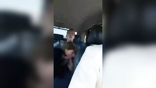 Pompino in taxi con autista guardone