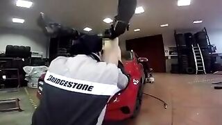 Carrozziere si sbatte la proprietaria della mercedes