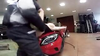 Carrozziere si sbatte la proprietaria della mercedes