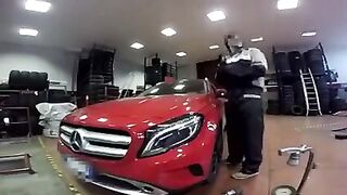 Carrozziere si sbatte la proprietaria della mercedes