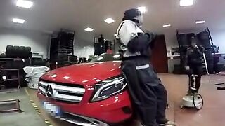 Carrozziere si sbatte la proprietaria della mercedes