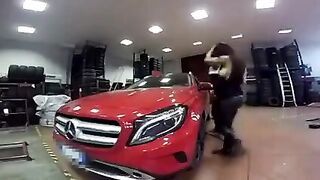 Carrozziere si sbatte la proprietaria della mercedes