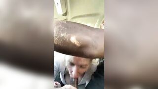 Troietta bionda succhia cazzone nero