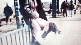 Giovane puttanella pisciata in bocca in pubblico