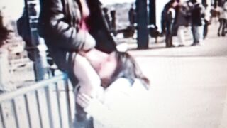 Anteprima del video: Giovane puttanella pisciata in bocca in pubblico