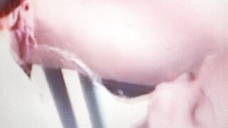 Giovane puttanella pisciata in bocca in pubblico