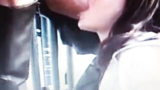 Giovane puttanella pisciata in bocca in pubblico