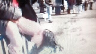 Giovane puttanella pisciata in bocca in pubblico