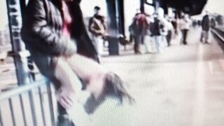 Giovane puttanella pisciata in bocca in pubblico