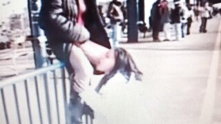 Giovane puttanella pisciata in bocca in pubblico