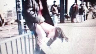 Giovane puttanella pisciata in bocca in pubblico