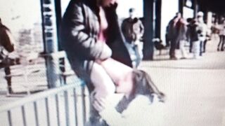 Giovane puttanella pisciata in bocca in pubblico