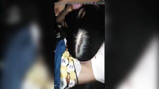 Sega e succhia mentre lui guida