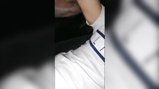 Sega e succhia mentre lui guida