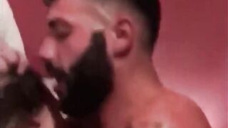 Il bull scopa la moglie del cornuto