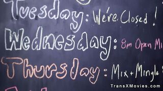 Uomo barbuto scopa barista shemale