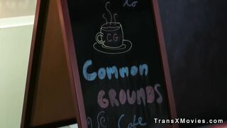 Uomo barbuto scopa barista shemale