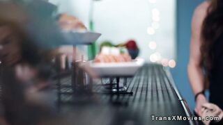 Uomo barbuto scopa barista shemale