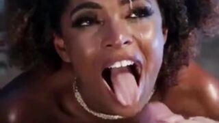 Ragazza ebony ingoia una sborrata