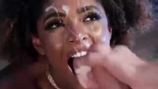 Ragazza ebony ingoia una sborrata