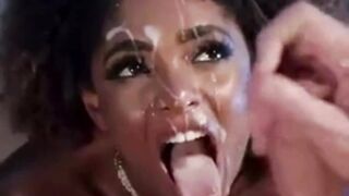 Ragazza ebony ingoia una sborrata