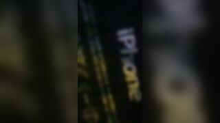 Vecchio cuckold impotente offre la moglie a 3 cazzi giovani