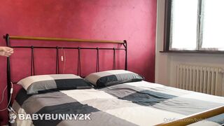 Biondina tradisce il fidanzato con uno stallone