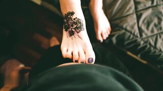 Moglie italiana sega coi piedi ( DIALOGATO )