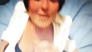 Bella bruna sborrata in faccia