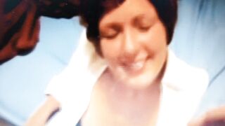 Bella bruna sborrata in faccia