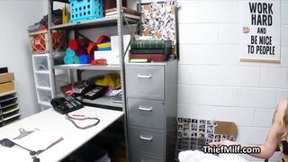 Bionda milf tettona tatuata succhia e scopa