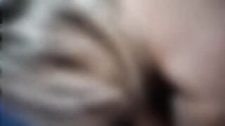 Troia gode e viene prendendolo nel culo