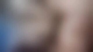 Troia gode e viene prendendolo nel culo