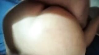 Troia gode e viene prendendolo nel culo